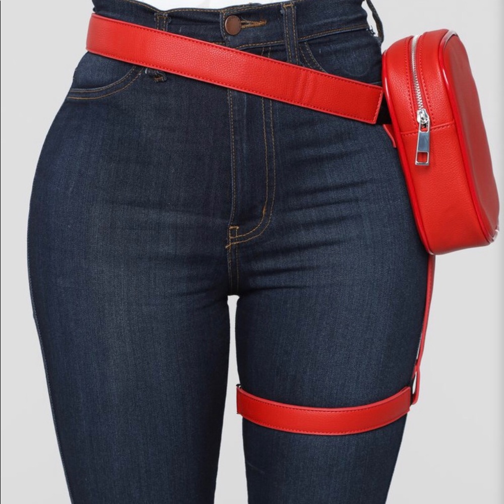 fashion nova 2 strap thigh bag, never worn!!